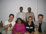 Groepsfoto met Boeddhabeeldjes, Thane bij Mumbai