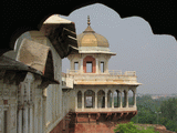 Doorkijk vanuit n van zijtorens van Agra Fort, Agra